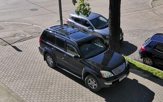 Lexus на тротуаре на ул. Чернышевского | Фото: читатели "Клопс" Lexus на тротуаре на ул. Чернышевского | Фото: читатели "Клопс"