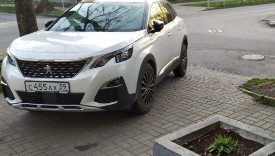 Peugeot на тротуаре по ул. Некрасова | Фото: читатели "Клопс" Peugeot на тротуаре по ул. Некрасова | Фото: читатели "Клопс"