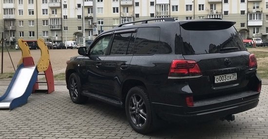 Внедорожник на детской площадке в Кутаисском переулке | Фото: читатели "Клопс" Внедорожник на детской площадке в Кутаисском переулке | Фото: читатели "Клопс"