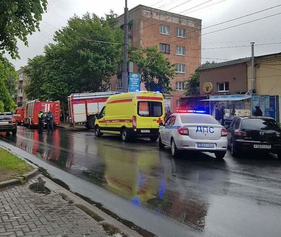 В Калининграде на Леонова загорелась квартира, спасли двух человек (фото, видео) - Новости Калининграда | Фото: очевидец В Калининграде на Леонова загорелась квартира, спасли двух человек (фото, видео) - Новости Калининграда | Фото: очевидец