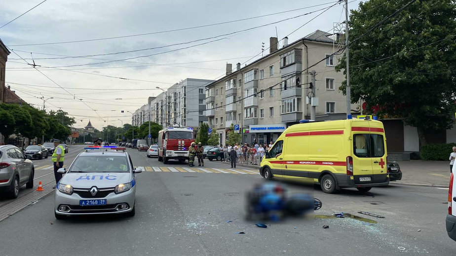 В ДТП на перекрёстке Черняховского и Пролетарской погибла пассажирка мотоцикла (видео) - Новости Калининграда | Фото: пресс-служба ГУ МЧС России по Калининградской области В ДТП на перекрёстке Черняховского и Пролетарской погибла пассажирка мотоцикла (видео) - Новости Калининграда | Фото: пресс-служба ГУ МЧС России по Калининградской области