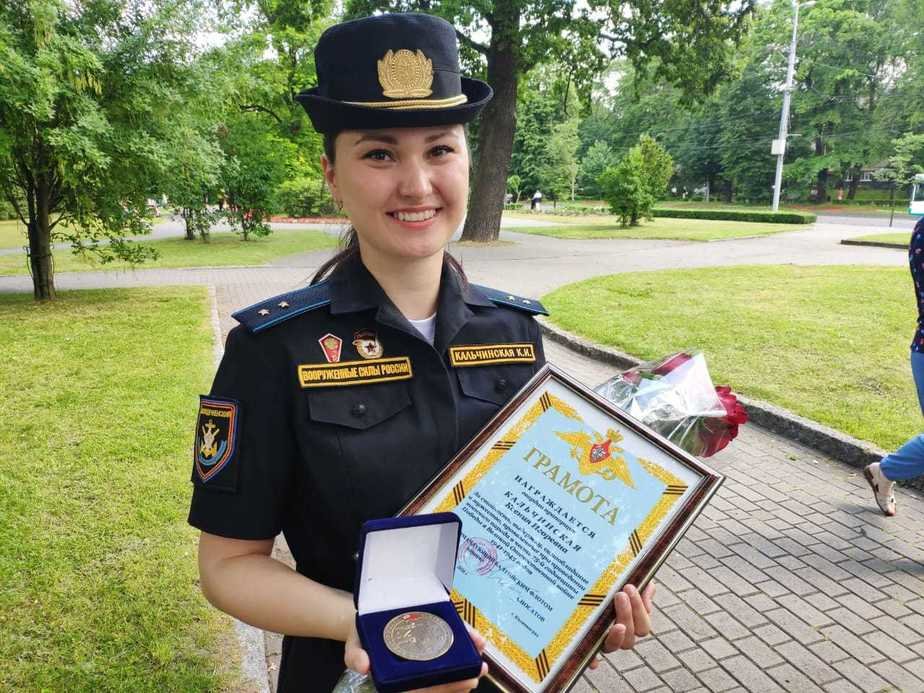 В Калининграде наградили потерявшую туфлю участницу парада - Новости Калининграда | Фото: пресс-служба ЗВО по Балтийскому флоту В Калининграде наградили потерявшую туфлю участницу парада - Новости Калининграда | Фото: пресс-служба ЗВО по Балтийскому флоту