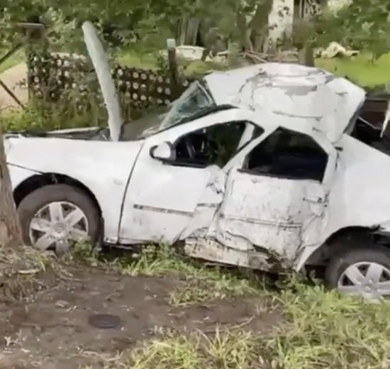 В Полесском районе такси врезалось в дерево, водитель погиб - Новости Калининграда | Фото: кадр из видео УГИБДД Калининградской области / Instagram В Полесском районе такси врезалось в дерево, водитель погиб - Новости Калининграда | Фото: кадр из видео УГИБДД Калининградской области / Instagram