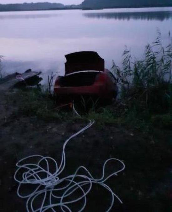 В Гвардейском районе пьяная женщина угнала такси и случайно утопила машину в озере - Новости Калининграда | Фото: очевидец В Гвардейском районе пьяная женщина угнала такси и случайно утопила машину в озере - Новости Калининграда | Фото: очевидец