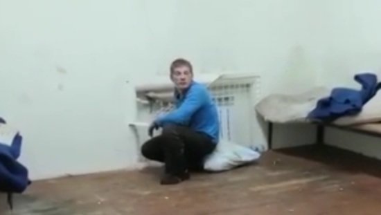 Полицейские рассказали на суде, что происходило в дежурной части в ночь гибели Ивана Вшивкова - Новости Калининграда | Скриншот видеозаписи, на которой Иван Вшивков отрывает в камере батарею Полицейские рассказали на суде, что происходило в дежурной части в ночь гибели Ивана Вшивкова - Новости Калининграда | Скриншот видеозаписи, на которой Иван Вшивков отрывает в камере батарею