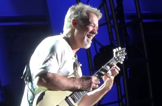 Умер гитарист и основатель американской хард-рок-группы Van Halen Эдвард ван Хален - Новости Калининграда | Кадр видеозаписи Умер гитарист и основатель американской хард-рок-группы Van Halen Эдвард ван Хален - Новости Калининграда | Кадр видеозаписи