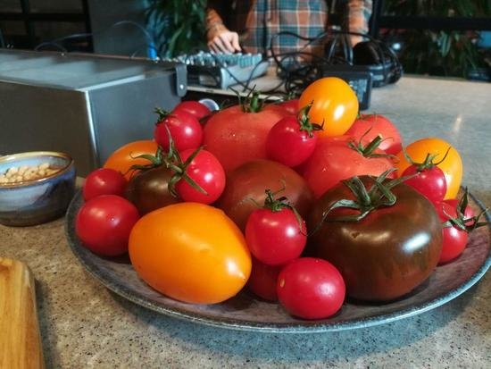 Калининградский шеф-повар: помидоры вкуснее с кисло-сладким соусом и кинзой - Новости Калининграда | Фото: "Клопс.Подкасты" Калининградский шеф-повар: помидоры вкуснее с кисло-сладким соусом и кинзой - Новости Калининграда | Фото: "Клопс.Подкасты"