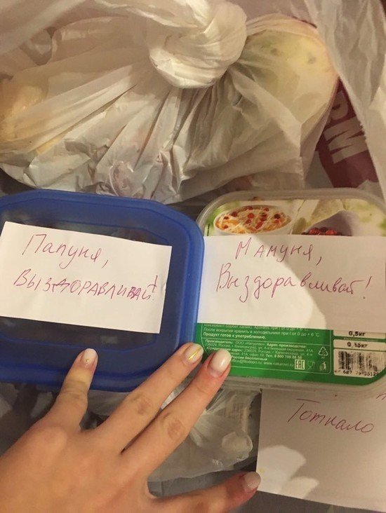 Девушка передавала домашнюю шарлотку родителям в больницу | Фото: Наталья Тоткало Девушка передавала домашнюю шарлотку родителям в больницу | Фото: Наталья Тоткало