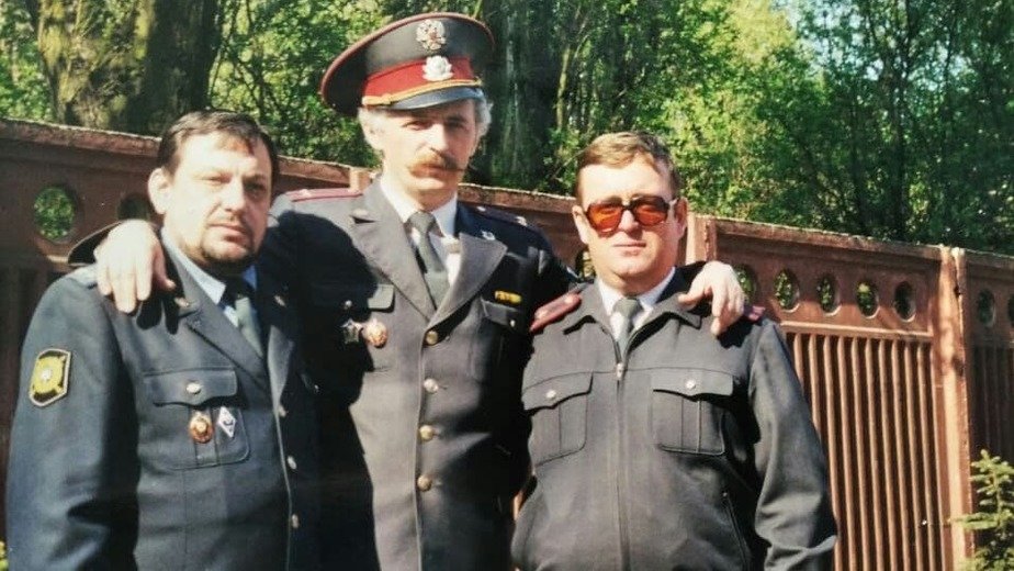 Июнь 1998 года, после вручения дипломов об окончании Калининградской высшей школы милиции. На фото: подполковник Горбов, подполковник Мялик, майор Чалый. | Фото: личный архив Июнь 1998 года, после вручения дипломов об окончании Калининградской высшей школы милиции. На фото: подполковник Горбов, подполковник Мялик, майор Чалый. | Фото: личный архив