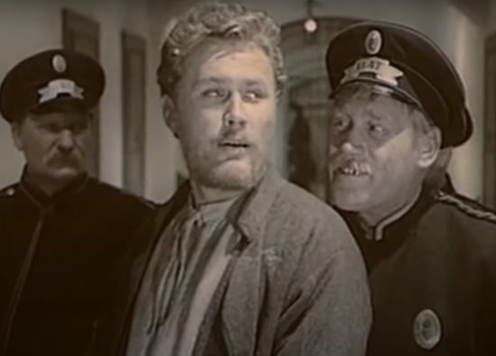 Валерий Хлевинский в роли Антона Савельева (в центре) | Кадр из фильма "Вечный зов" Валерий Хлевинский в роли Антона Савельева (в центре) | Кадр из фильма "Вечный зов"