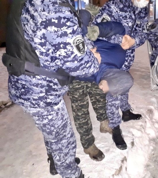 Трое мужчин ворвались в квартиру калининградки и напали на неё с ножом - Новости Калининграда | Фото: пресс-служба управления Росгвардии по Калининградской области Трое мужчин ворвались в квартиру калининградки и напали на неё с ножом - Новости Калининграда | Фото: пресс-служба управления Росгвардии по Калининградской области