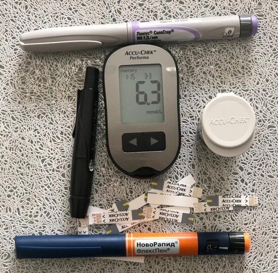 На фото: глюкометр, инсулин и другие ежедневные "спутники" человека с диабетом | Фото: Анастасия Гончарова
