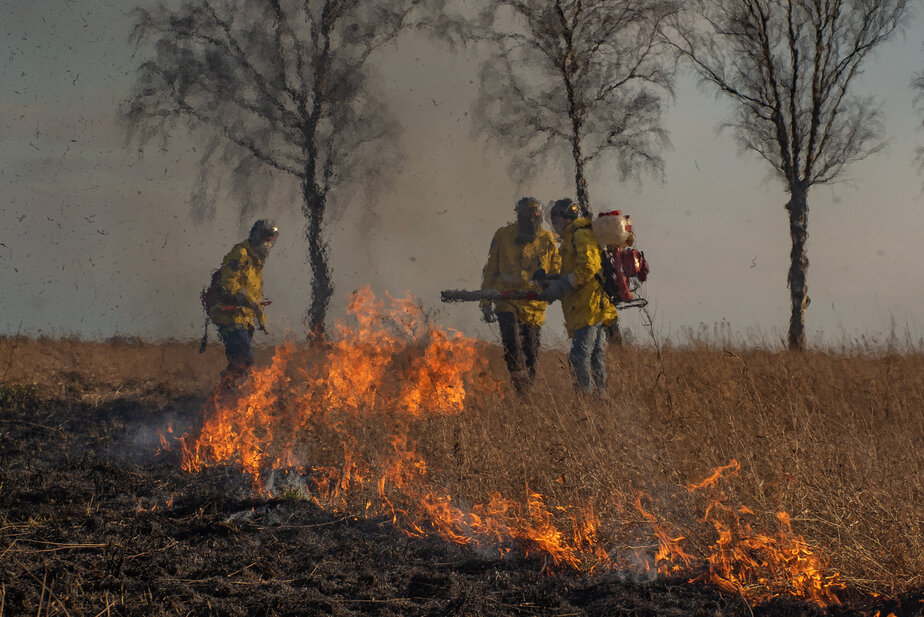 Фото пожарного в огне