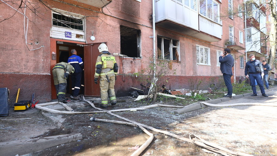 Эвакуировано 30 человек, один пострадал: МЧС — о пожаре и взрыве в квартире на Леонова в Калининграде - Новости Калининграда | Фото: Александр Подгорчук / "Клопс" Эвакуировано 30 человек, один пострадал: МЧС — о пожаре и взрыве в квартире на Леонова в Калининграде - Новости Калининграда | Фото: Александр Подгорчук / "Клопс"