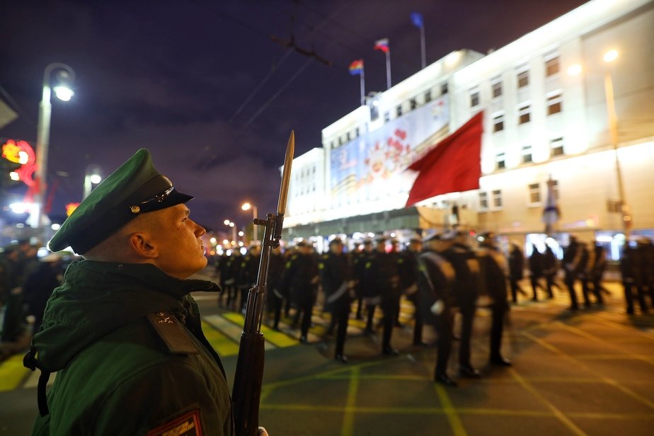 В Калининграде прошла первая ночная репетиция парада Победы (фоторепортаж) - Новости Калининграда | Фото: Александр Подгорчук / «Клопс» В Калининграде прошла первая ночная репетиция парада Победы (фоторепортаж) - Новости Калининграда | Фото: Александр Подгорчук / «Клопс»