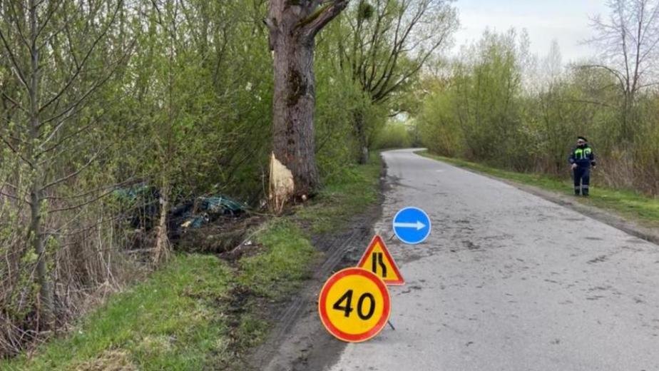 «Постоянно говорил про жену»: в Калининграде пьяный водитель врезался в дерево и получил травмы - Новости Калининграда | Фото: пресс-служба УМВД по Калининградской области «Постоянно говорил про жену»: в Калининграде пьяный водитель врезался в дерево и получил травмы - Новости Калининграда | Фото: пресс-служба УМВД по Калининградской области