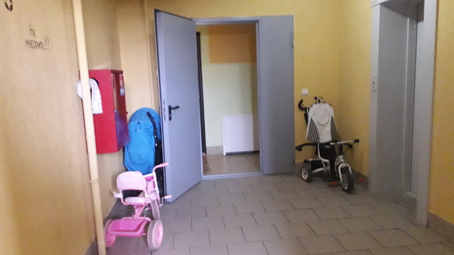 «Ударила в голову с ноги»: что говорят жильцы дома на Левитана, где нашли избитого и полураздетого ребёнка - Новости Калининграда | Фото: Ольга Запивалова / «Клопс» «Ударила в голову с ноги»: что говорят жильцы дома на Левитана, где нашли избитого и полураздетого ребёнка - Новости Калининграда | Фото: Ольга Запивалова / «Клопс»