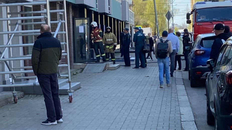 В банке на Ленпроспекте из-за задымления в зале эвакуировали персонал - Новости Калининграда | Фото: очевидец В банке на Ленпроспекте из-за задымления в зале эвакуировали персонал - Новости Калининграда | Фото: очевидец