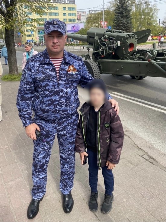 В Калининграде росгвардейцы нашли семилетнего мальчика, который потерялся во время парада Победы - Новости Калининграда | фото пресс-службы Росгвардии В Калининграде росгвардейцы нашли семилетнего мальчика, который потерялся во время парада Победы - Новости Калининграда | фото пресс-службы Росгвардии