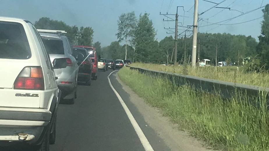 Пробка на выезд в районе Чкаловска | Фото очевидца Пробка на выезд в районе Чкаловска | Фото очевидца