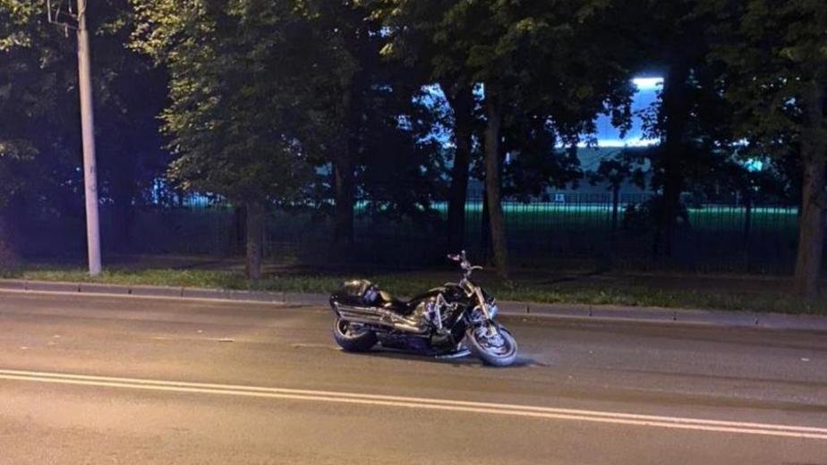 Водитель и пассажирка были без шлемов: в Калининграде мотоцикл врезался в бордюр (фото) - Новости Калининграда | Фото: пресс-служба УМВД России по Калининградской области Водитель и пассажирка были без шлемов: в Калининграде мотоцикл врезался в бордюр (фото) - Новости Калининграда | Фото: пресс-служба УМВД России по Калининградской области