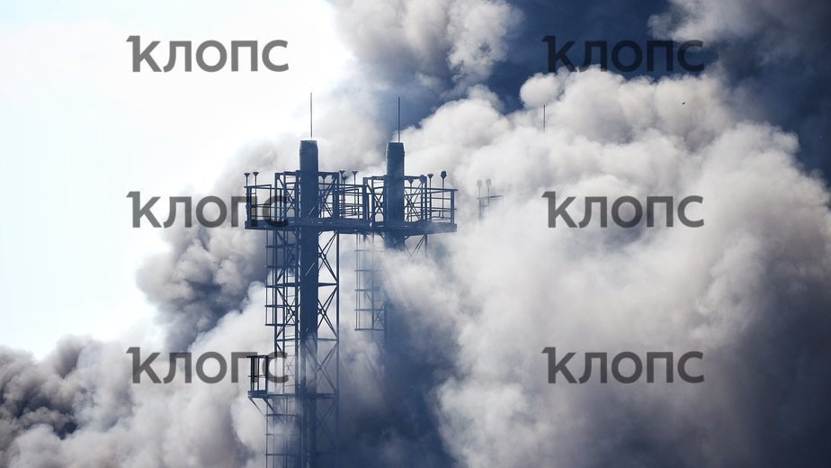 Полсотни человек тушат пожар на площади 400 «квадратов» на «Мираторге» (фоторепортаж) - Новости Калининграда | Фото: Александр Подгорчук / «Клопс» Полсотни человек тушат пожар на площади 400 «квадратов» на «Мираторге» (фоторепортаж) - Новости Калининграда | Фото: Александр Подгорчук / «Клопс»