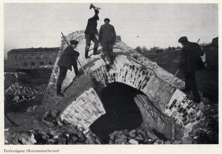 Снос бастиона Купфертайх возле Королевских ворот | Фотография 1919 года Снос бастиона Купфертайх возле Королевских ворот | Фотография 1919 года