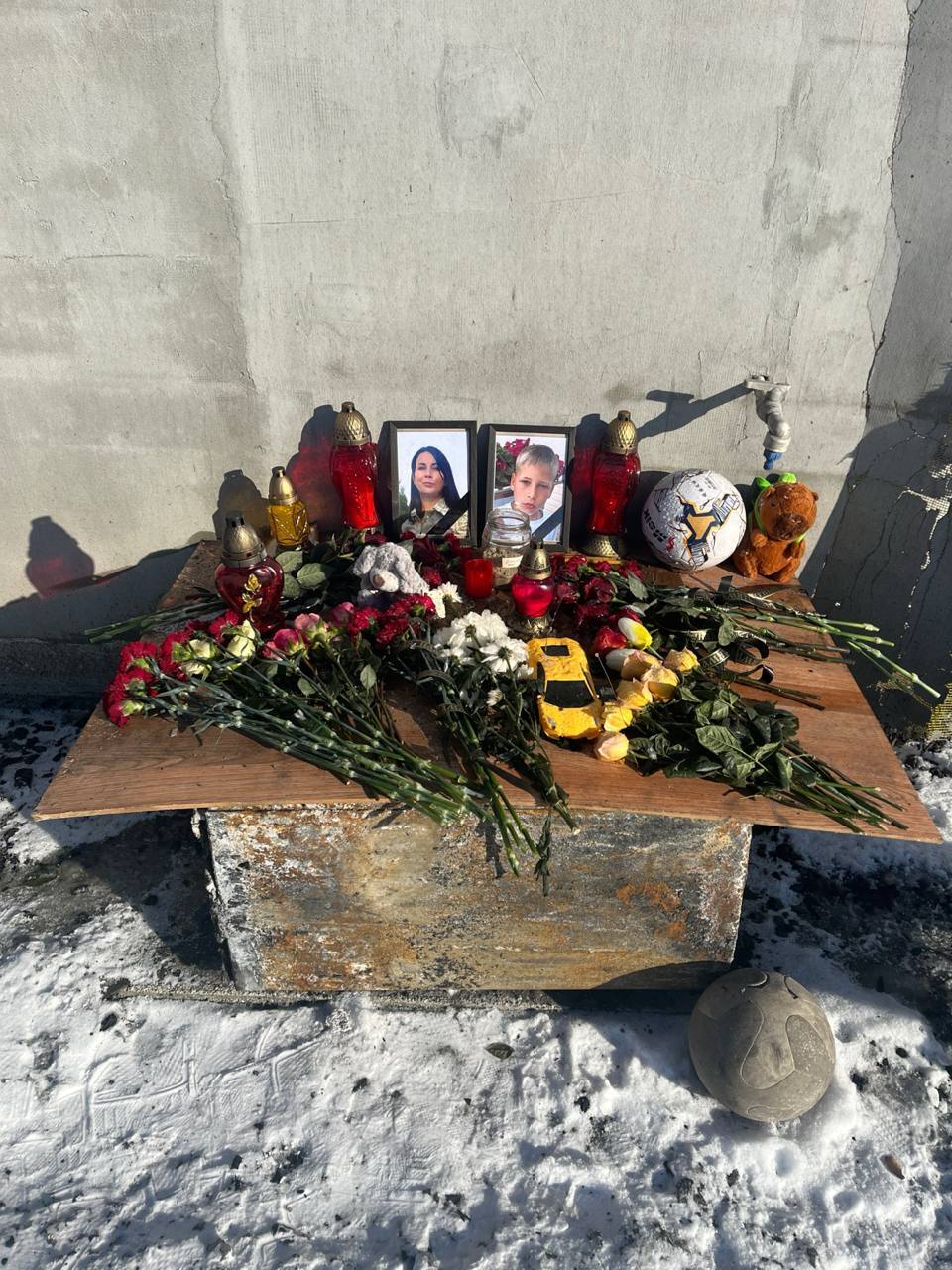 К месту трагедии несут цветы и игрушки 