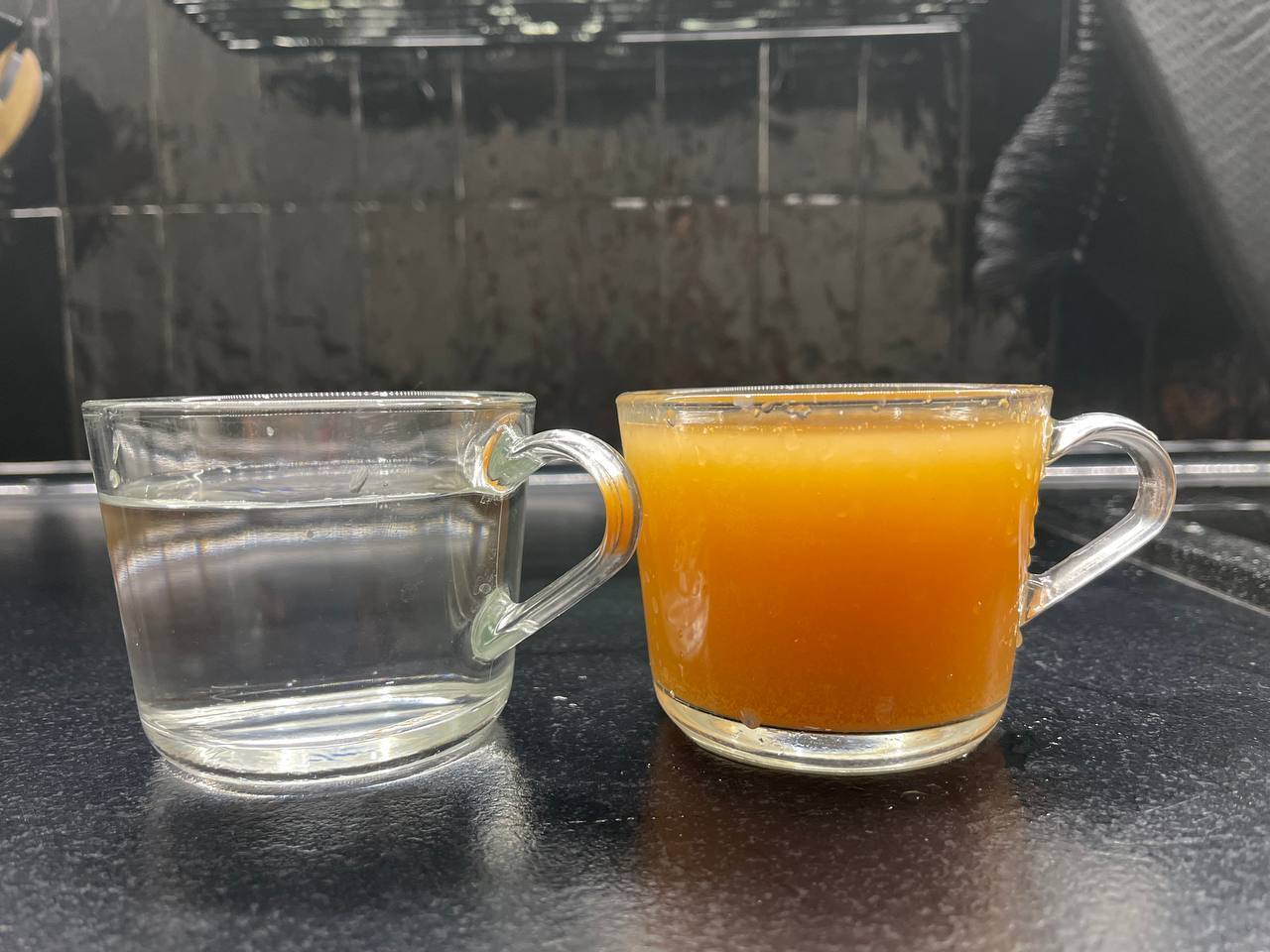 В чашке слева бутилированная вода, справа — водопроводная