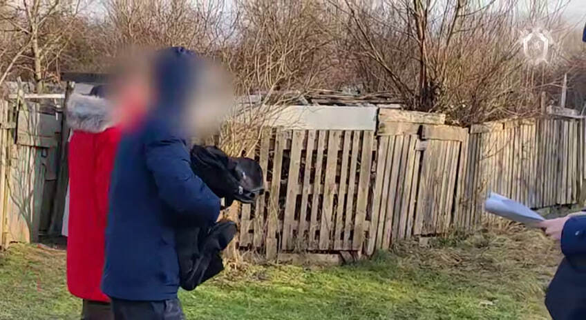 Отчим показывает как нёс сумку с телом, чтобы утопить её в воде