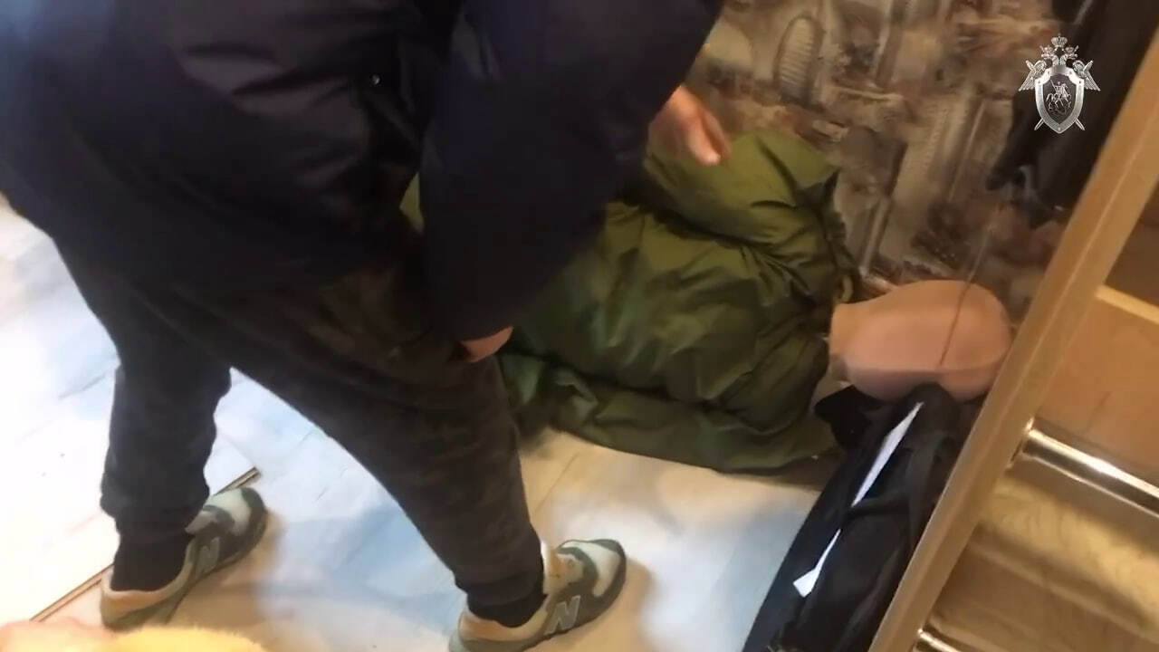 Обвиняемый показывает как схватил мальчика за одежду и начал его избивать 