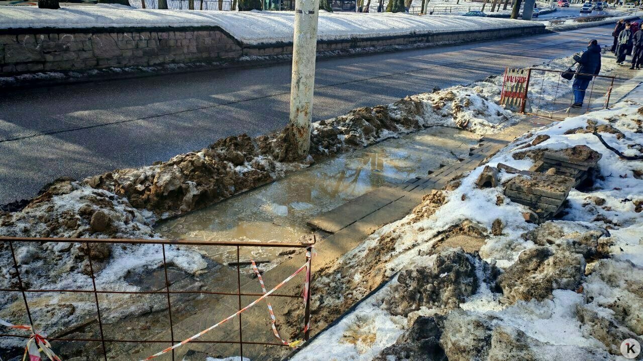 Провал на тротуаре, куда накануне свалились люди