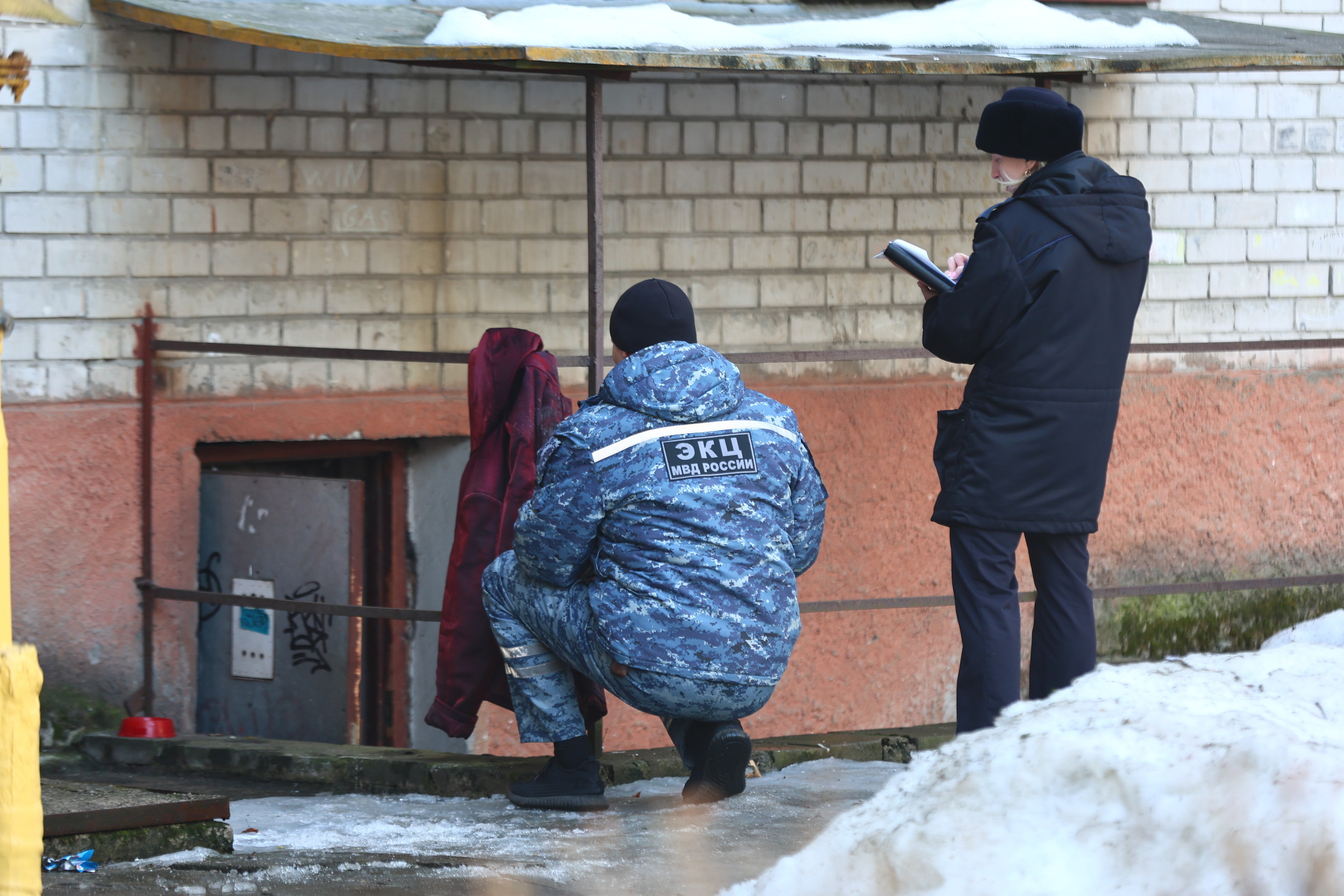 Подвал осматривают полицейские