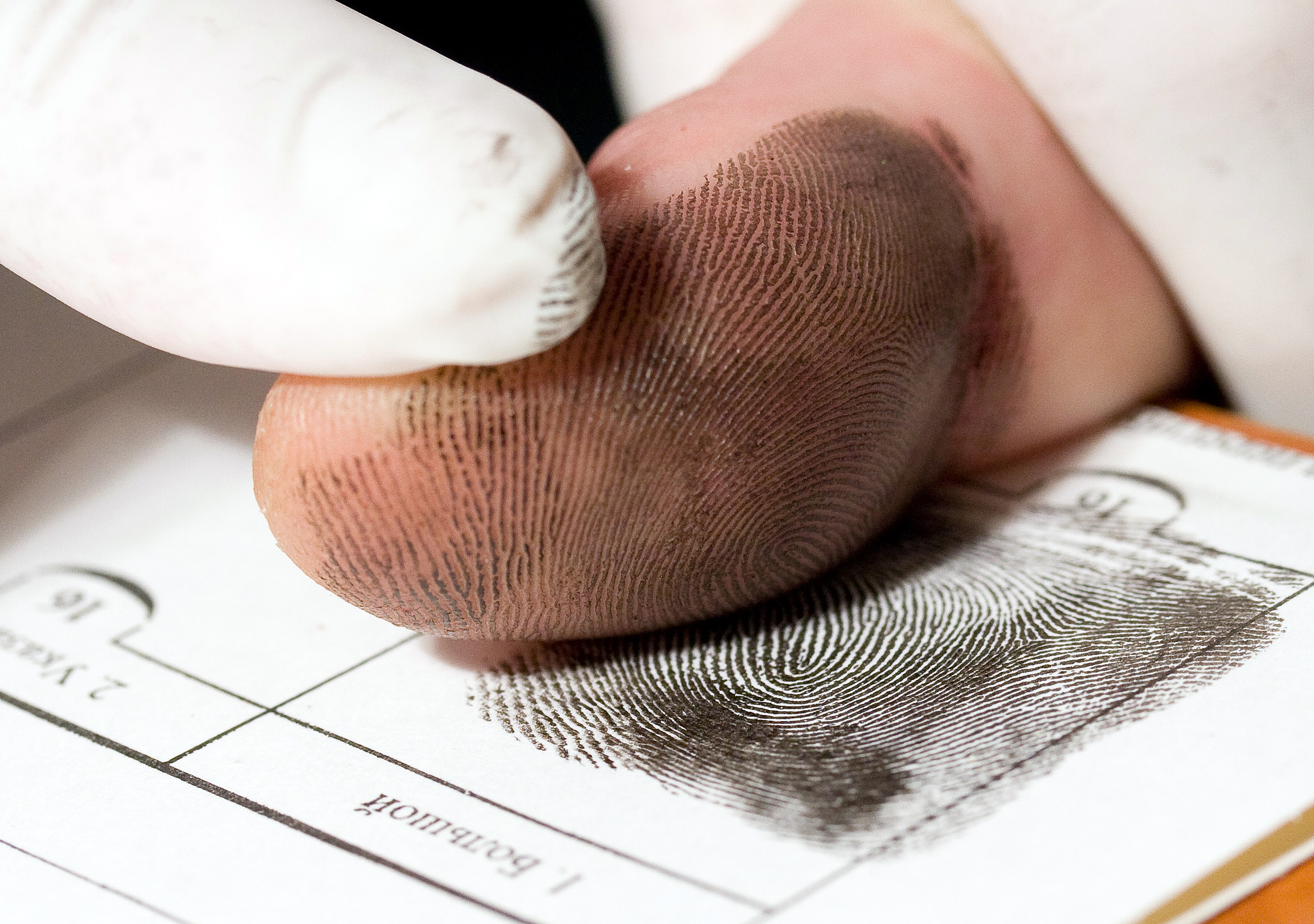 Эксперт проводит дактилоскопирование