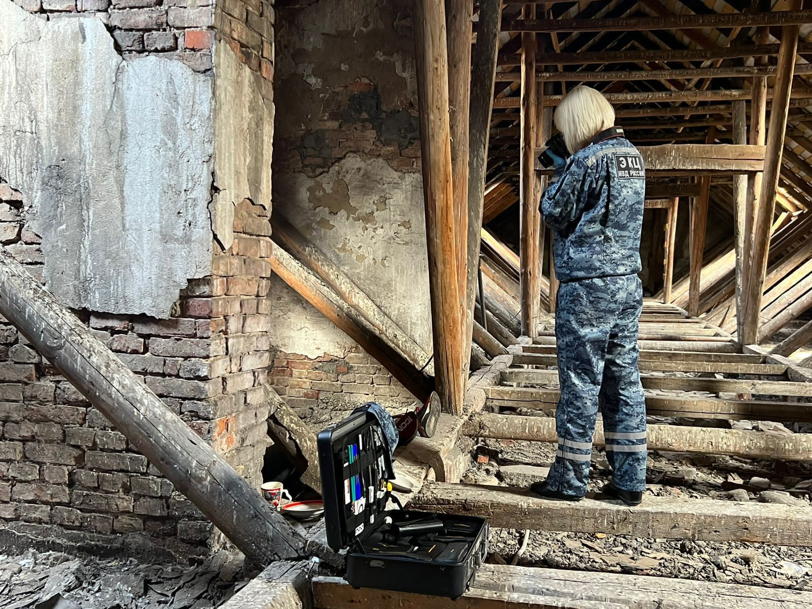 Эксперт осматривает место убийства