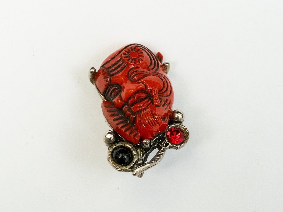 Клипса из комплекта «Красная маска Но». «Selro». 1950-е. США. Металл, пластик, стразы; литьё