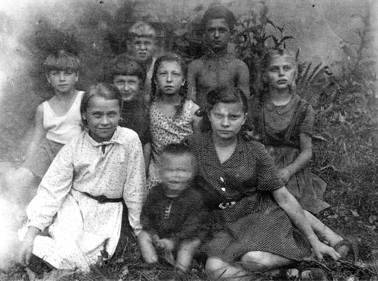 Дети первых советских переселенцев в Советске. Маленькая Марина — внизу в центре. Ребёнок пошевелился в тот самый момент, когда вылетела птичка