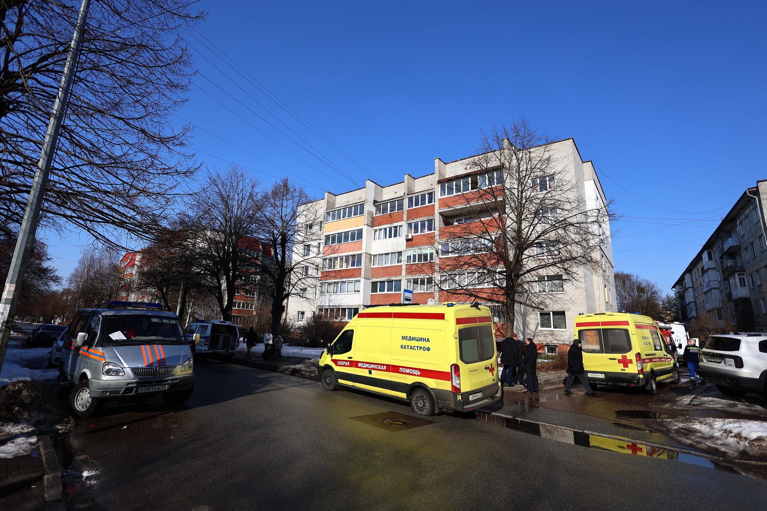 На месте взрыва работают экстренные службы, дежурят скорые 