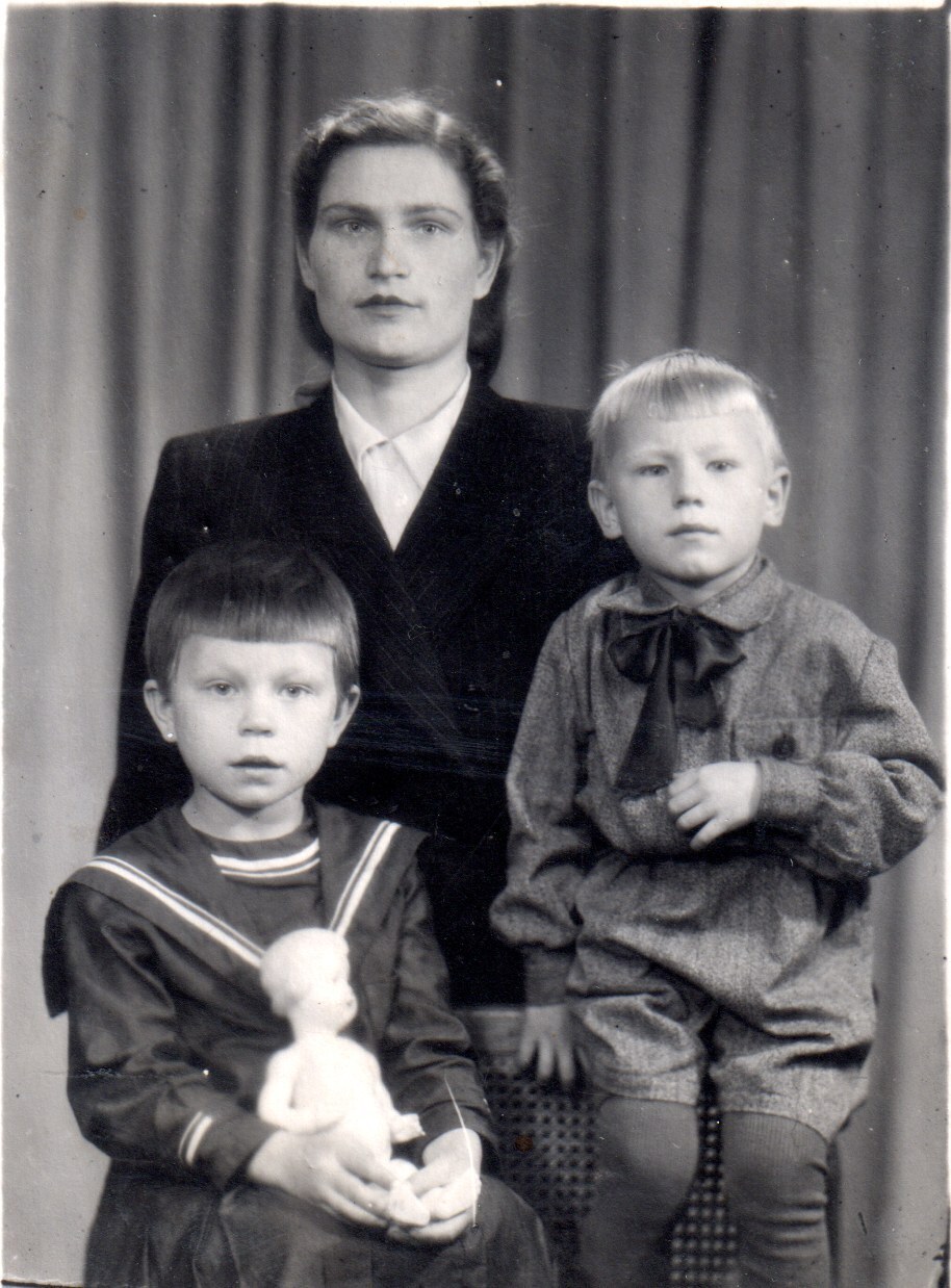 Марина с мамой и братом