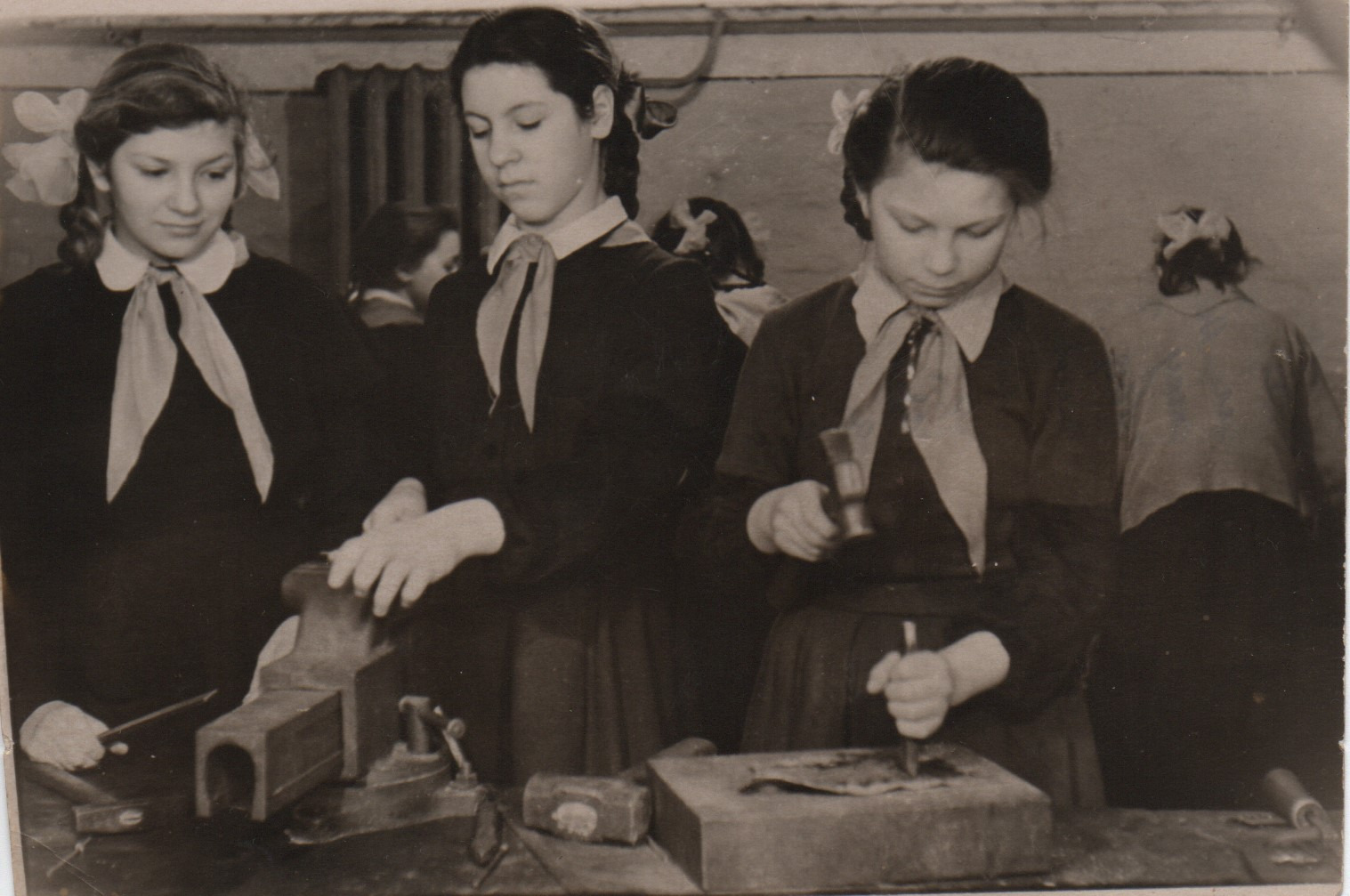 Пионерки на уроке труда, Марина — крайняя справа