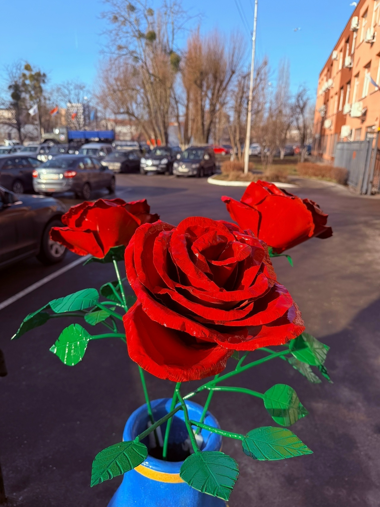 Сварщики «Калининградтеплосети» установили у офиса кованный букет