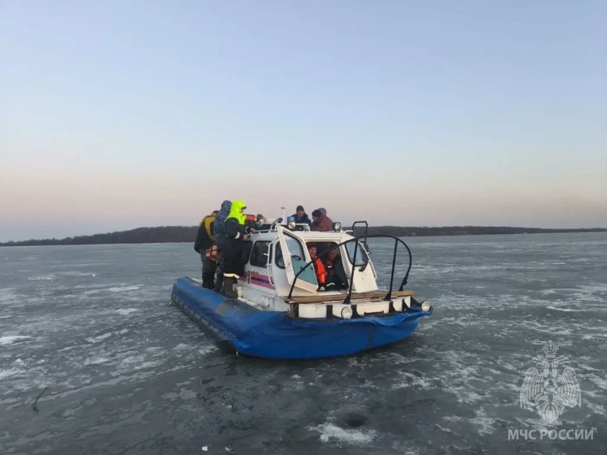 Катера на воздушной подушке могли взять от 6 до 8 человек