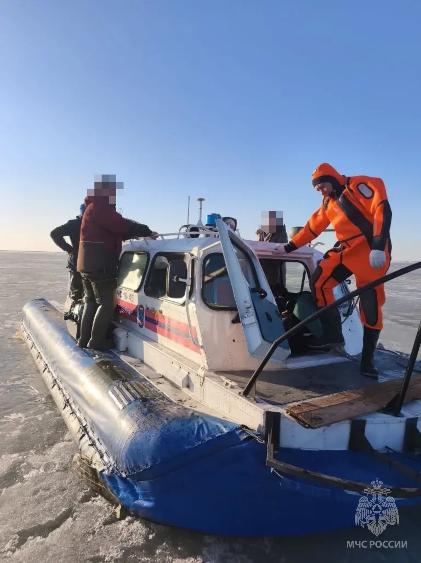 Рыбаков доставляют на берег