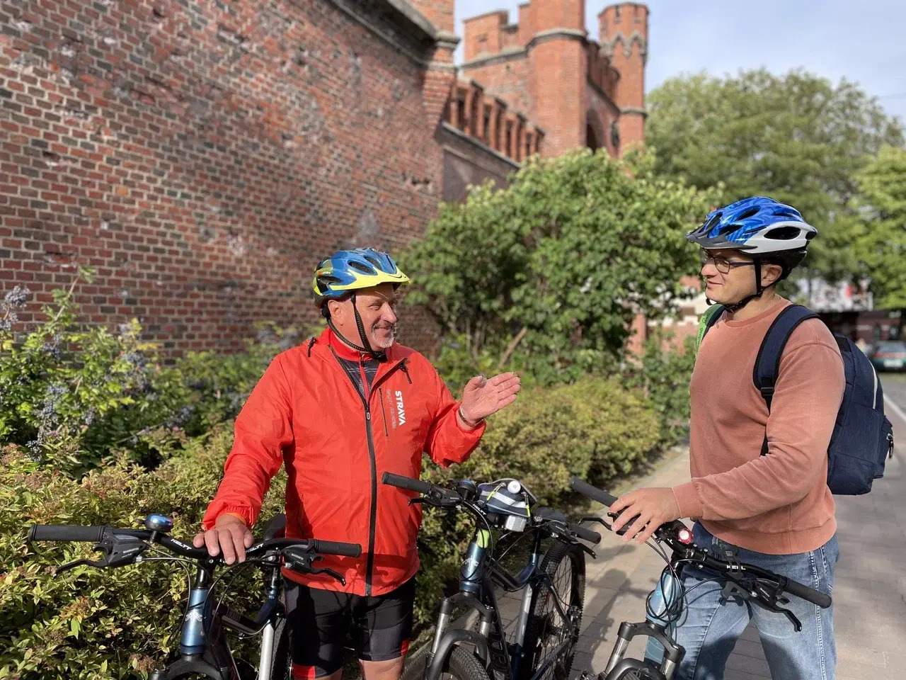 Александр (слева) с одним из своих туристов