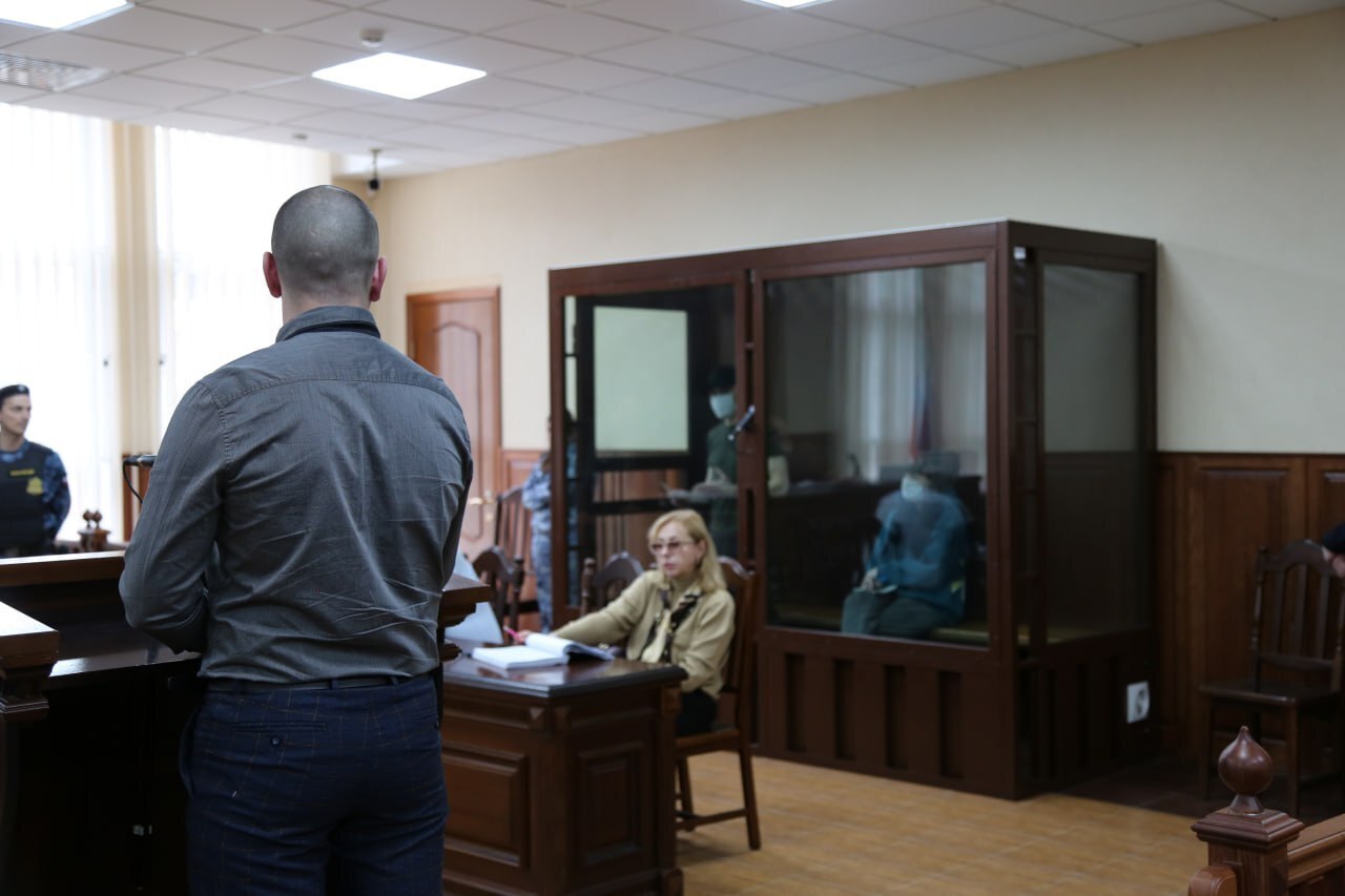 Мужчина даёт показания 