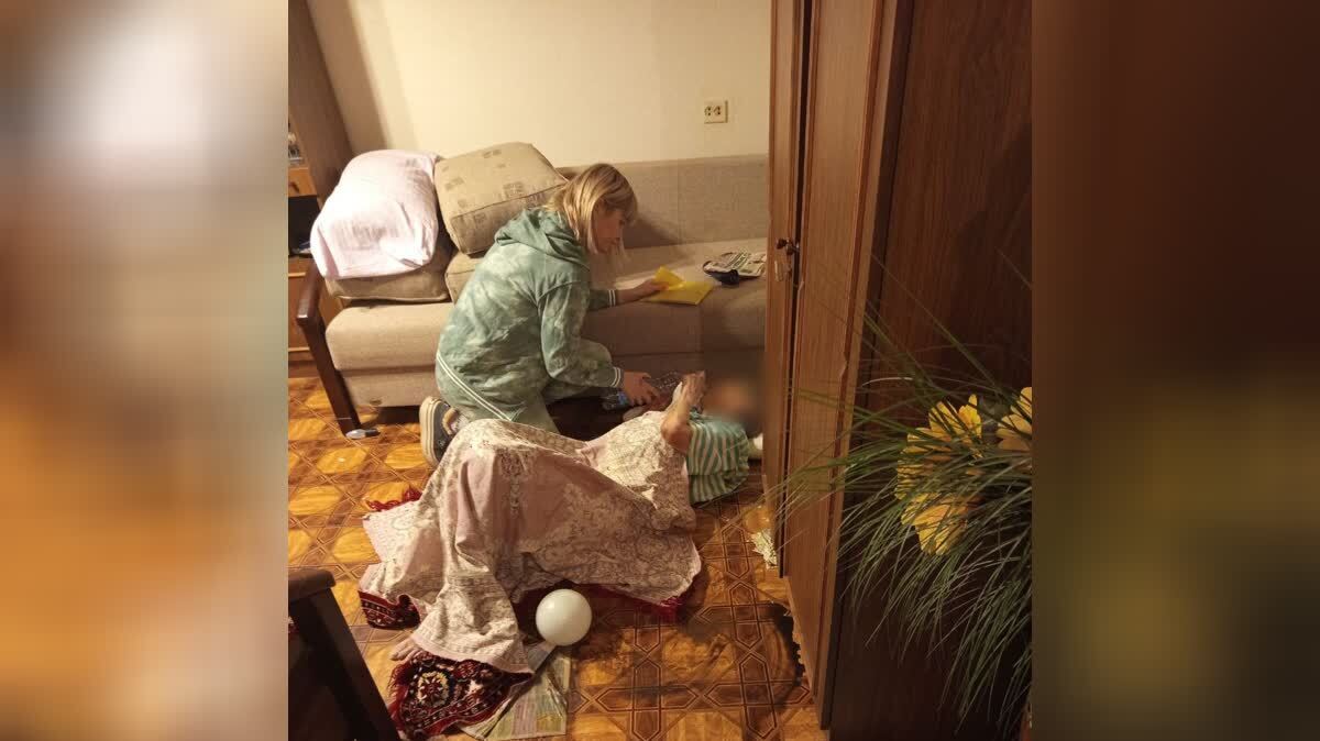 Женщине дают воду в первые минуты спасения 