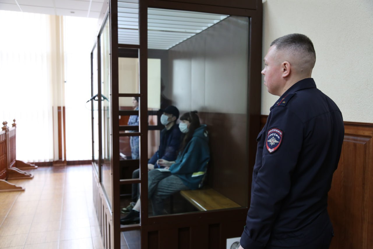 Подсудимые слушают выступление свидетелей 