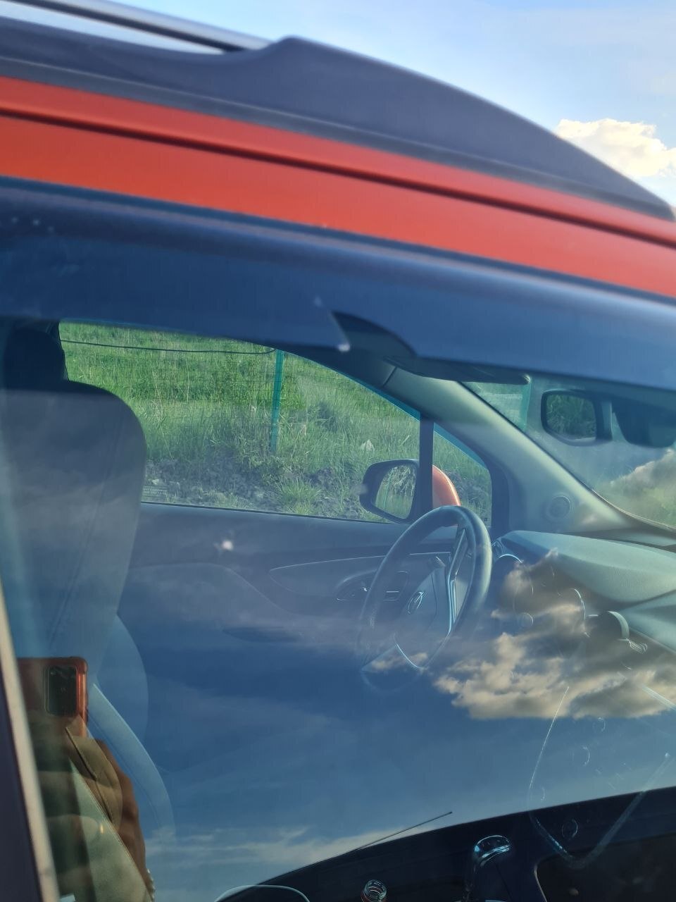 Над окном был разбит козырёк