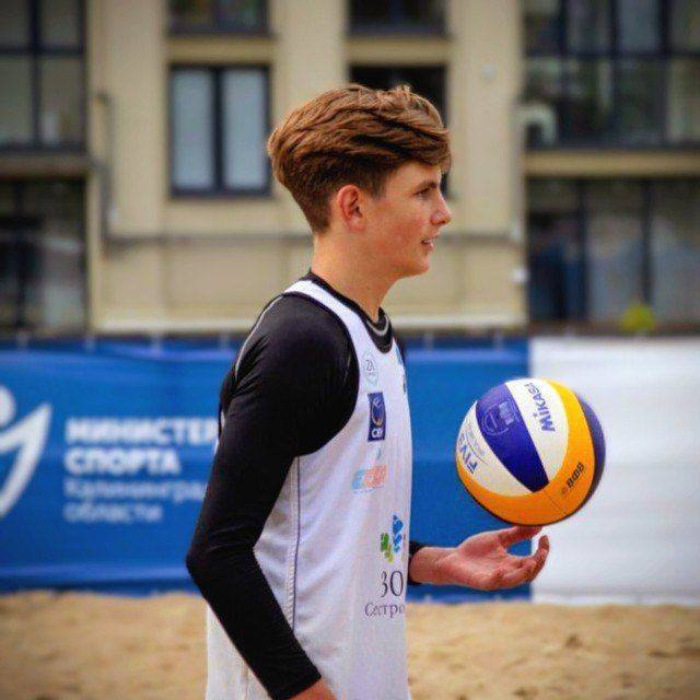 Молодой человек занимается волейболом