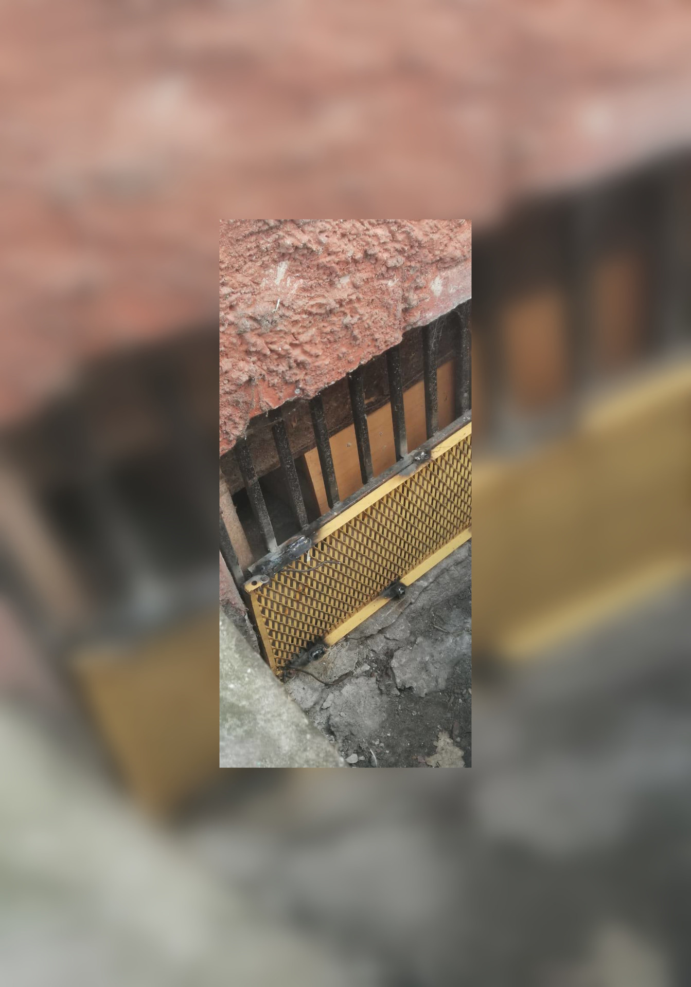 Последний лаз в подвал заварили решёткой и радиатором. 